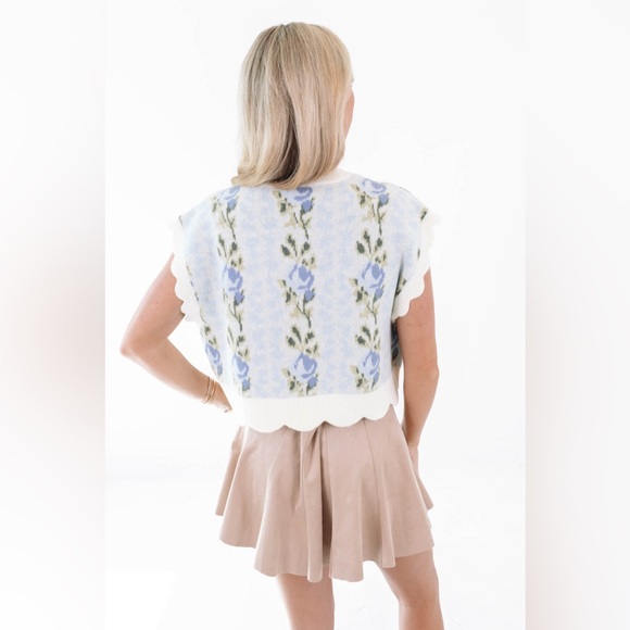 Floral Knit Sleeveless Scallop Button Down Vest Top - Blue and White - Picture 3 of 11